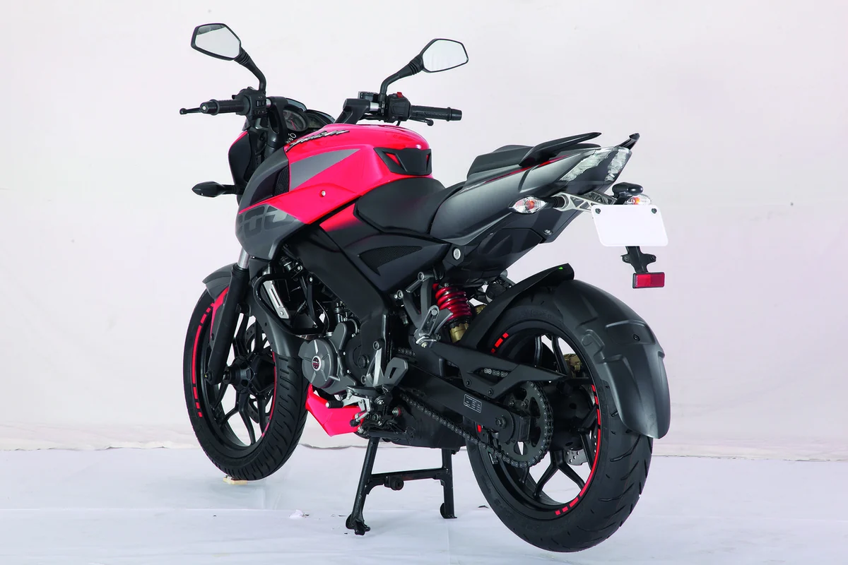 Bajaj Pulsar N160 del catálogo actualizado de Grupo UMA