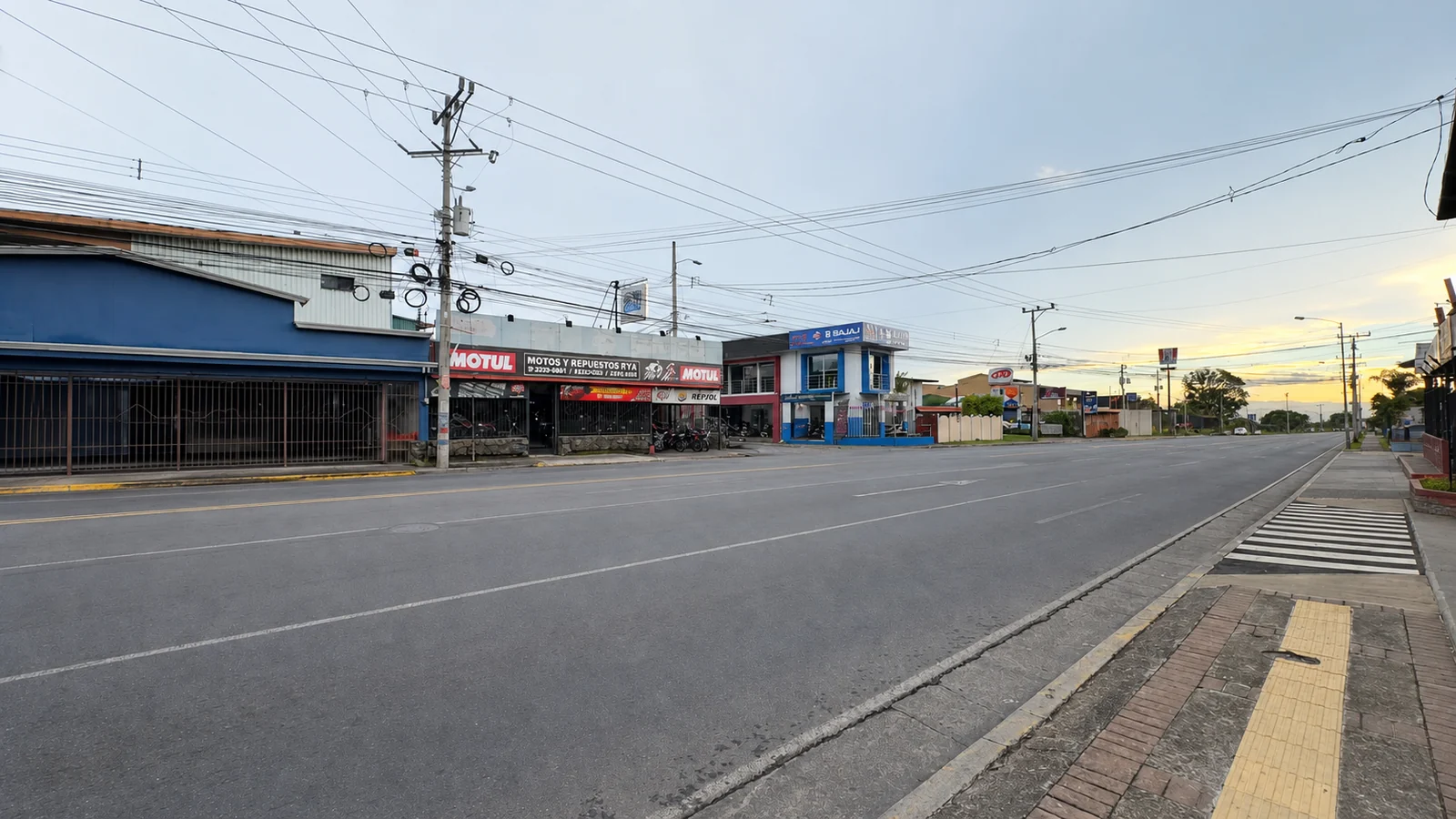 Vista amplia de Motorepuestos RYA sobre la vía principal en San Joaquín de Flores